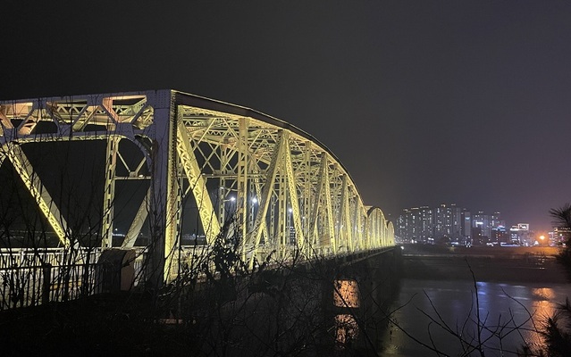 ▲ 새롭게 단장한 금강철교 경관 조명 모습.ⓒ공주시