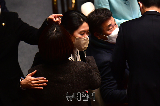 ▲ 신현영 더불어민주당 의원이 지난 23일 국회에서 열린 본회의에 참석하며 동료 의원들과 인사를 나누고 있다.ⓒ이종현 기자