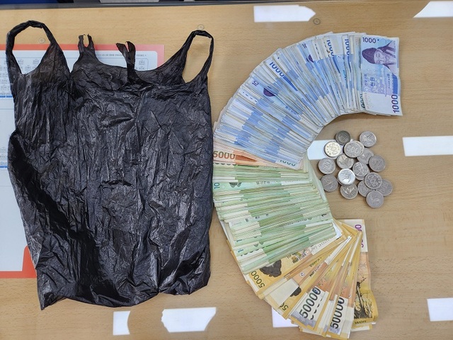 ▲ 지난 23일 익명의 기부자가 천안시 복지정책과에 전달한 현금과 검은봉투.ⓒ천안시