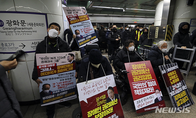 ▲ 박경석(오른쪽) 전국장애인차별철폐연대(전장연) 대표가 지난 20일 오전 서울 광화문역에서 장애인 권리 예산 보장을 촉구하는 출근길 선전전 마무리 발언을 하고 있다. ⓒ뉴시스