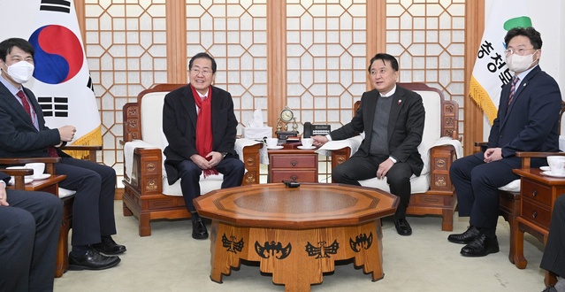 ▲ 홍준표 대구시장이 12월 26일 오후 4시, 충북도청을 방문해 김영환 충북도지사와 의견을 교환했다.ⓒ대구시