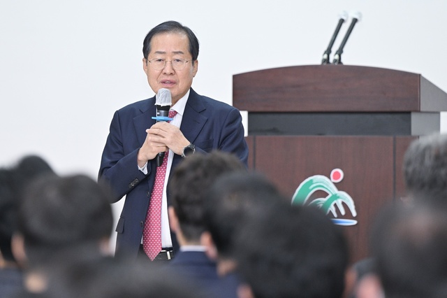 ▲ 홍준표 대구시장이 150여 명 충북도 공무원을 상대로 특강을 하고 있다.ⓒ대구시