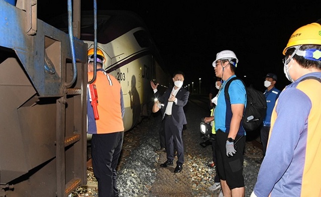 ▲ 사고차량 이송 챙기는 이종국 사장.ⓒSR