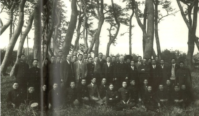 ▲ 1912년 3월 미국 망명길에 일본에 들른 이승만은 유학생들을 모아 '가마쿠라 춘령회'를 열었다. 뒷줄 가준데 이승만.ⓒ연세대이승만연구원
