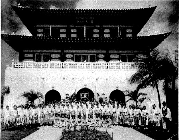 ▲ 이승만이 4만달러를 들여 건축한 한인기독교회. 앞에선 여성들은 이승만을 적극 후원한 대한부인구제회 회원들.ⓒ연세대이승만연구원