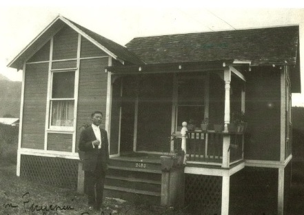 ▲ 호놀루루 도착후 첫 숙소 앞에 선 이승만.ⓒ연세대이승만연구원