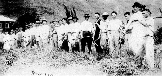 ▲ 여학생 기숙사 공사장서 교민들과 작업하는 이승만. 오른쪽에서 일곱번째. 아래에 1916년 12월25일 크리스마스 날 메모가 보인다.ⓒ연세대이승만연구원