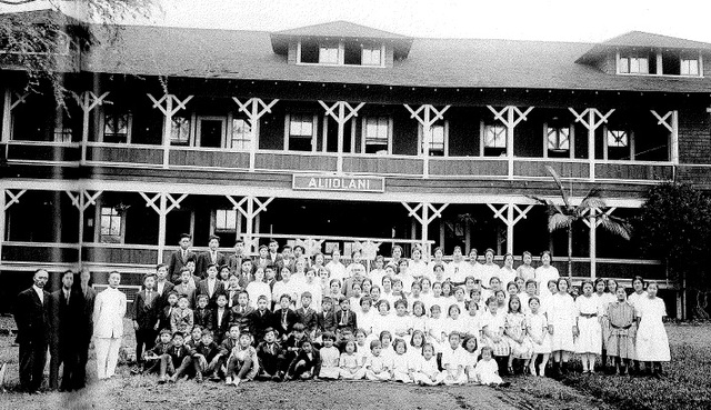 ▲ 한국기독학원 학생들과 교직원. 왼쪽 흰양복이 이승만 교장.ⓒ연세대이승만연구원