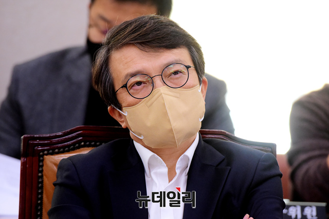 ▲ 한동훈 법무부장관과 김의겸 더불어민주당 의원이 7일 국회에서 열린 법제사법위원회 전체회의에 참석해 앉아 있다.ⓒ이종현 기자