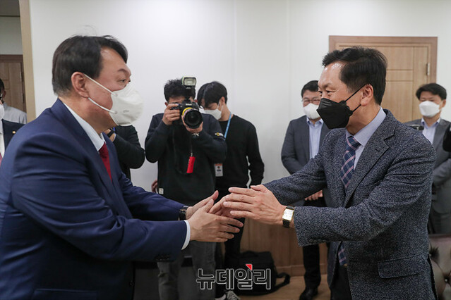 ▲ 윤석열 국민의힘 대선 경선 후보가 지난해 10월23일 오후 울산 남구을 당협사무실을 찾아 김기현 원내대표와 만나 악수를 나누고 있다.ⓒ뉴데일리 DB