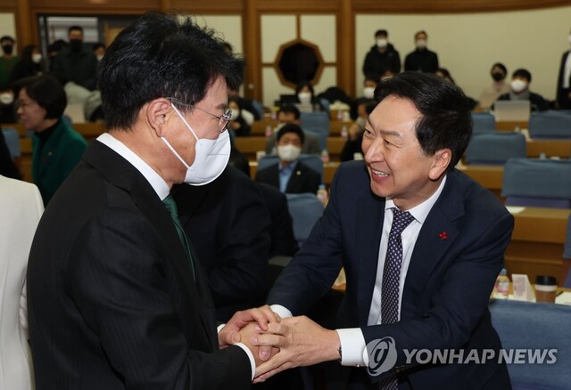 ▲ 김기현 국민의힘 의원(오른쪽)과 장제원 의원이 지난 21일 오전 서울 여의도 국회 의원회관에서 열린 국민의힘 '국민공감' 2차 공부 모임에서 악수하고 있다.ⓒ연합뉴스