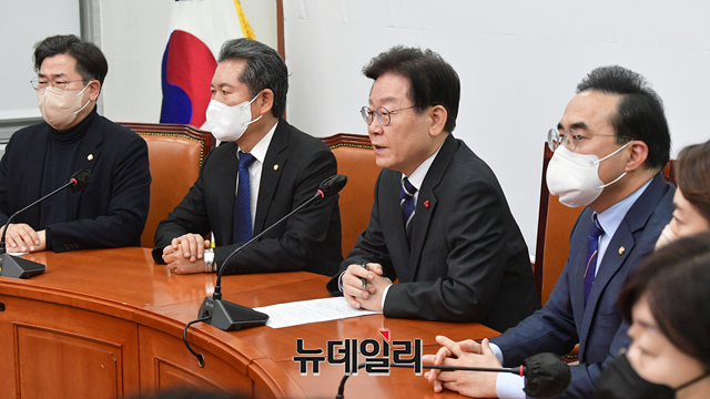 ▲ 이재명 더불어민주당 대표가 지난 15일 오후 국회 당대표실에서 '국회의장 중재안 수용' 관련 기자회견을 갖고 있다. ⓒ이종현 기자