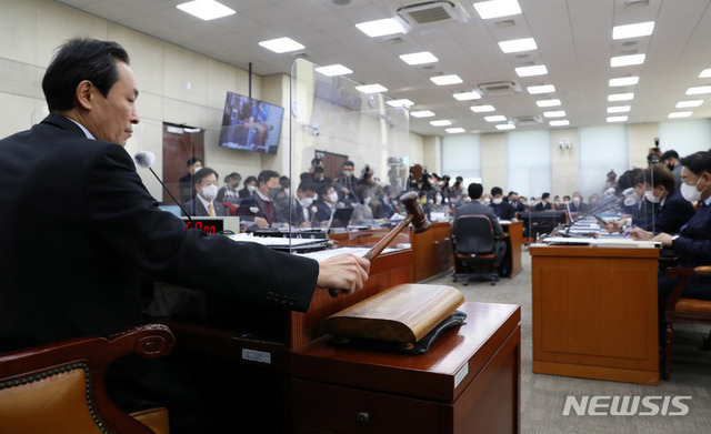 ▲ 우상호 이태원 참사 국조특위 위원장이 27일 오전 서울 여의도 국회에서 열린 '용산 이태원 참사 진상규명과 재발방지를 위한 국정조사 특별위원회 전체회의'에서 의사봉을 두드리고 있다ⓒ뉴시스