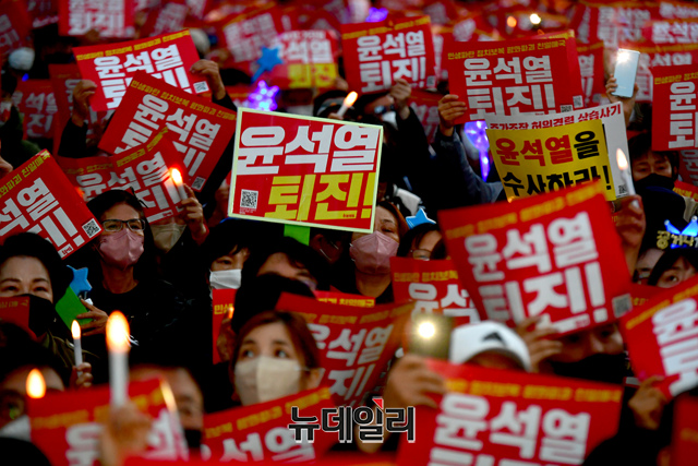 ▲ 촛불전환행동 주최 김건희 특검·윤석열 퇴진 집회가 10월29일 오후 서울 광화문 일대에서 열린 가운데 참가자들이 피켓을 들어 보이고 있다. ⓒ이종현 기자