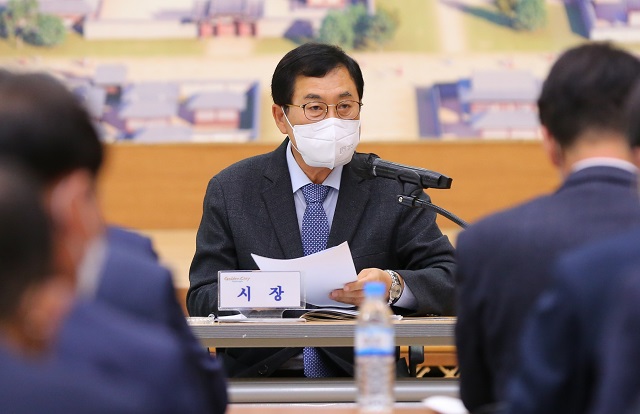 ▲ 주낙영 시장이 지난달 열린 5급 사무관 이상 확대간부회의에서 공무원들에게 적극행정을 주문하고 있다.ⓒ경주시