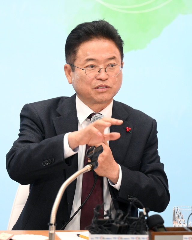 ▲ 이철우 도지사는 27일 도청에서 기자간담회를 갖고 2022년 한해를 ‘지방시대를 위한 대전환의 한해’라 평가했다.ⓒ경북도