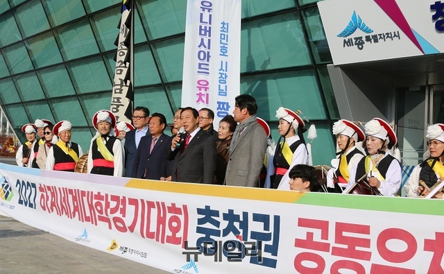 ▲ 최민호 세종시장이 지난달 15일 오전 세종시청 앞에서 열린 세계U대회 유치 성공 환영 행사에서 인사말을 하고 있다.ⓒ이길표 기자