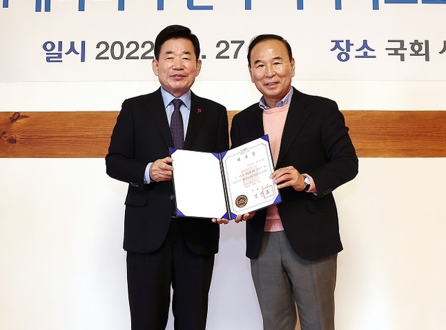 ▲ 김진표 국회의장(좌)이 27일 국회 사랑재에서 박덕흠 의원에게 한-중앙아시아 의회의교포럼으로 위촉됐다.ⓒ박덕흠 의원실