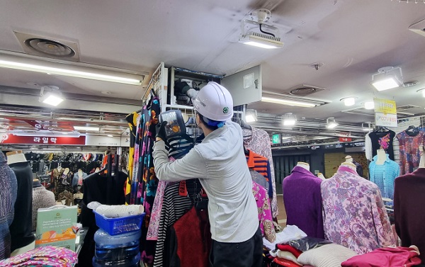 ▲ 대전시설관리공단이 지난달부터 역전 지하도 상가 전 점포 115개소를 대상으로 겨울철 전기화재 예방을 위해 특별안전점검을 실시했다.ⓒ대전시설관리공단