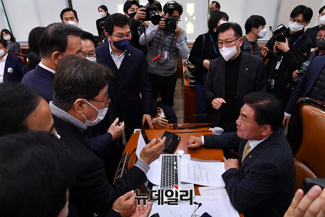 ▲ 28일 서울 여의도 국회에서 열린 농림축산식품해양수산위원회 전체회의에서 양곡관리법 개정안의 본회의 직회부 안건 처리를 놓고 국민의힘 의원들과 민주당 의원들이 설전을 벌이고 있다.ⓒ 이종현 기자