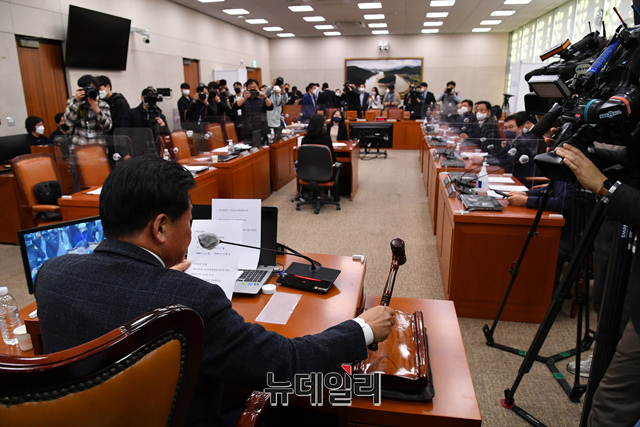 ▲ 소병훈 국회 농림축산식품해양수산위원회 위원장이 28일 서울 여의도 국회에서 열린 농림축산식품해양수산위원회 전체회의에서 국민의힘 의원들이 퇴장한 가운데 정부의 쌀 시장 격리 의무화를 골자로 하는 양곡관리법 개정안의 본회의 부의 요구의 건 의결을 선언하고 있다.ⓒ 이종현 기자