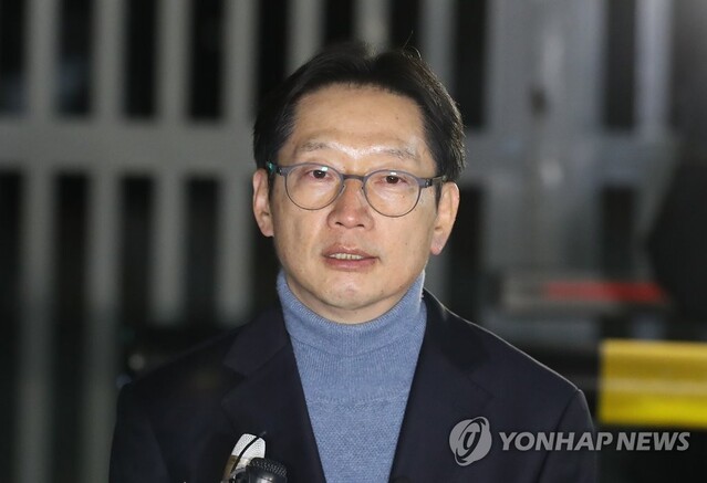 ▲ 댓글 여론조작 혐의로 2021년 7월 26일 구속된 김경수 전 경남지사가 28일 경남 창원시 마산회원구 창원교도소에서 특별사면으로 출소하며 발언하고 있다.
김 전 지사는 이번 사면으로 잔여 형기 5개월은 면제됐지만, 복권은 되지 않았다. ⓒ연합뉴스