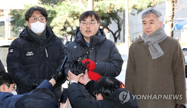 ▲ 한동훈 법무부 장관의 주거지를 무단 침입한 혐의로 고발당한 유튜브 매체 '시민언론 더탐사'의 강진구 공동대표(가운데)가 지난 14일 오후 서울경찰청 반부패·공공범죄수사대에 조사를 받기 위해 출석하며 기자회견을 하고 있다. ⓒ연합뉴스