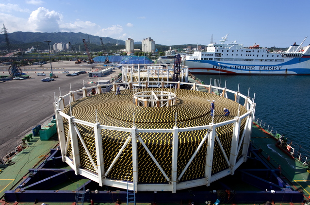 ▲ LS전선이 동해시 사업장 인근 동해항에서 해저케이블을 선적하고 있다. ⓒLS