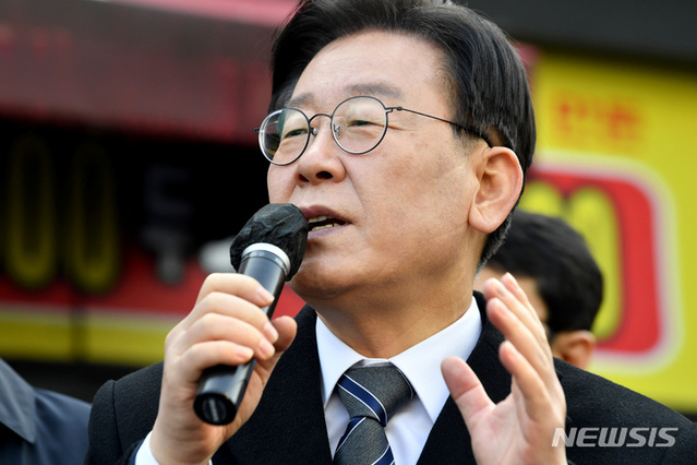 ▲ 이재명 더불어민주당 당대표가 28일 오전 광주 광산구 송정매일시장에서 열린 '검찰독재 야당탄압 규탄연설회'에 참여해 발언하고 있다. ⓒ뉴시스