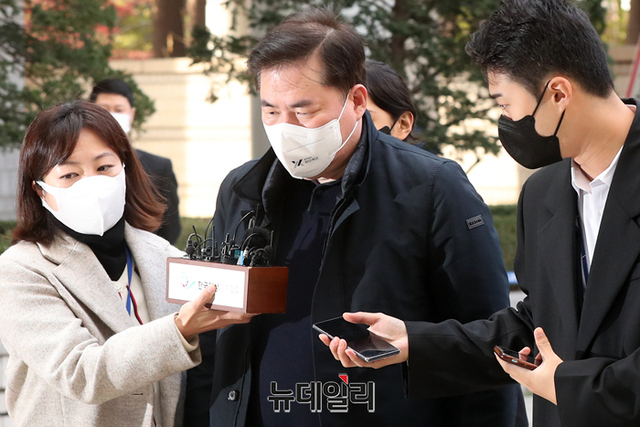 ▲ 유동규 전 성남도시개발공사 기획본부장이 지난달 25일 서울 서초구 중앙지법에서 열린 대장동 개발 사업 로비·특혜 의혹 관련 1심 속행 공판에 출석하고 있다. ⓒ정상윤 기자