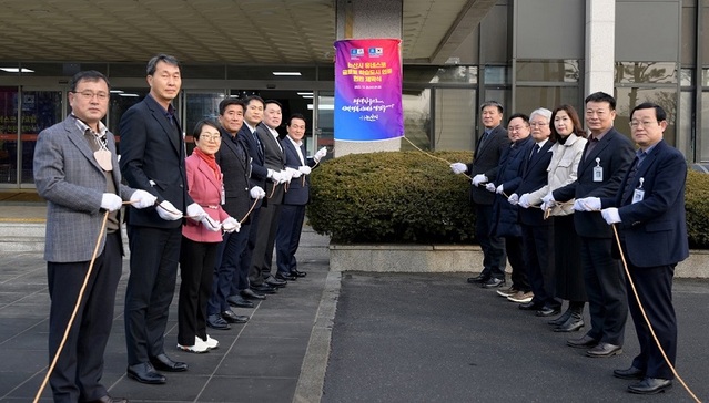 ▲ 백성현 논산시장이 28일 청사에서 유네스코 글로벌 학습도시 인증 현판 제막을 하고 있다.ⓒ논산시