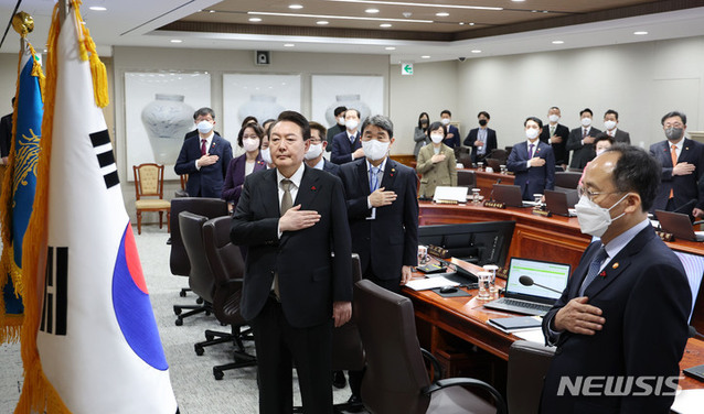 ▲ 윤석열 대통령이 27일 서울 용산 대통령실 청사에서 열린 국무회의에서 국기에 대한 경례를 하고 있다. ⓒ뉴시스
