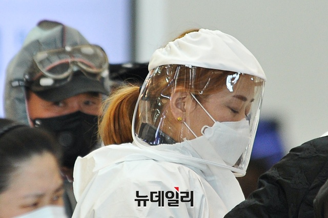 ▲ '코로나19(중국 우한 폐렴)' 세계적 대유행 당시 2020년 3월18일 오후 인천국제공항에 중국인들이 방역복을 입고 출국준비를 하고 있다. ⓒ뉴데일리DB