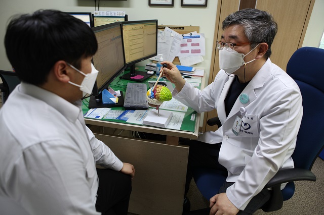 ▲ 세명기독병원 뇌병원 조상희 원장이 진료를 보고 있다.ⓒ세명기독병원
