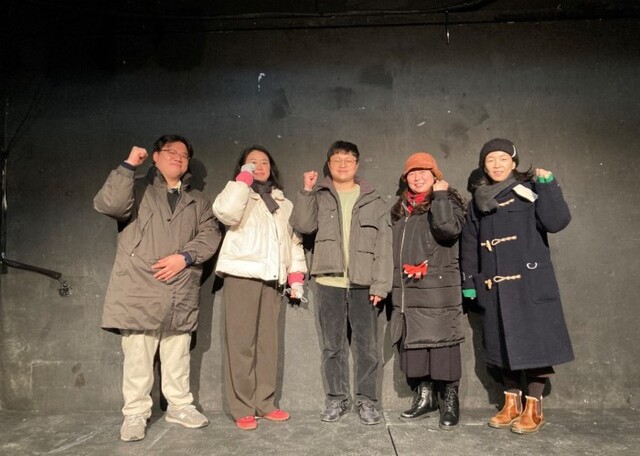 ▲ 혜화동1번지 7기 동인 김기일·송정안·임성현·윤혜숙·신재(왼쪽부터).ⓒ혜화동1번지