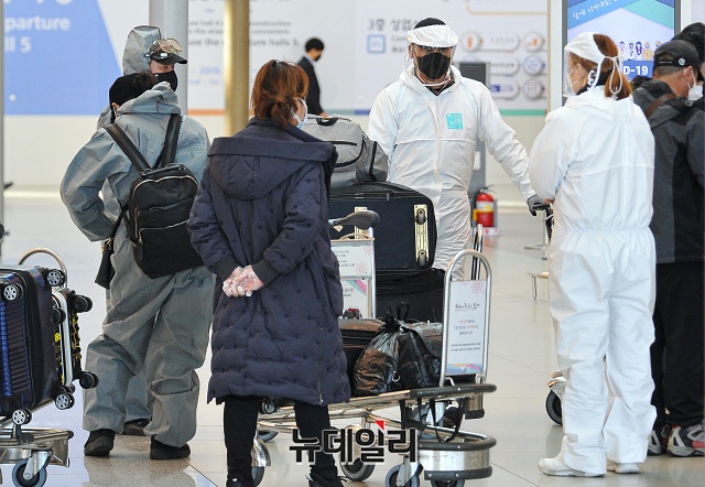 ▲ '코로나19(중국 우한 폐렴)' 세계적 대유행 당시 2020년 3월18일 오후 인천국제공항에 중국인들이 방역복을 입고 출국준비를 하고 있다. ⓒ뉴데일리DB