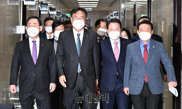 ▲ 정진석 국민의힘 비상대책위원장과 주호영 원내대표 및 지도부가 지난 26일 국회에서 열린 비상대책위원회의에 참석하고 있다.ⓒ이종현 기자