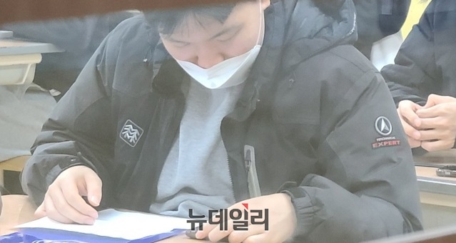 ▲ 지난달 17일 세종 아름동 아름고등학교 (제29지구 제5시험장)에서 시험장에 입실한 수험생들이 1교시 시험을 준비하고 있다.ⓒ이길표 기자