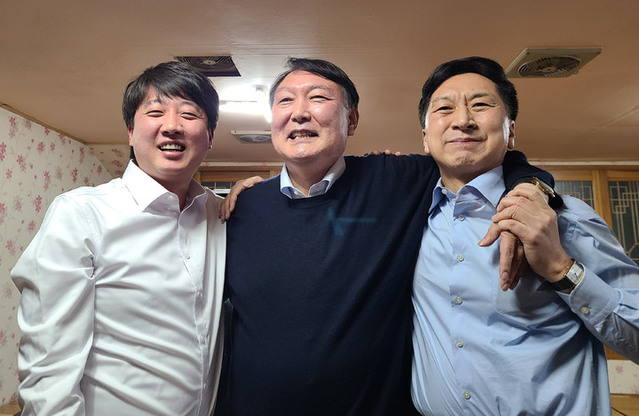 ▲ 대선 선거 운동이 한창이던 지난해 12월, 이준석 전 국민의힘 당대표(왼쪽)와 당시 대선 후보 신분이던 윤석열 대통령, 김기현 국민의힘 의원이 울산 울주군 언양읍의 한 식당에서 만찬 회동 후 포즈를 취하고 있다. 윤 대통령과 이 전 대표가 갈등을 겪던 상황에서 극적인 화해를 연출했다고 평가받았고 김 의원이 이 회동을 주도한 것으로 전해진다. ⓒ뉴시스