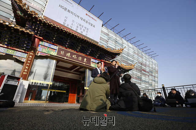 ▲ 동방명주 실질 지배인 왕해군 씨가 29일 서울 송파구 소재 중국식당 동방명주 앞에서 기자회견을 하고 있다. 왕 씨는 이날 기자회견을 통해 동방명주는 중국 비밀경찰서와 무관하다는 입장을 밝혔다. ⓒ정상윤 기자