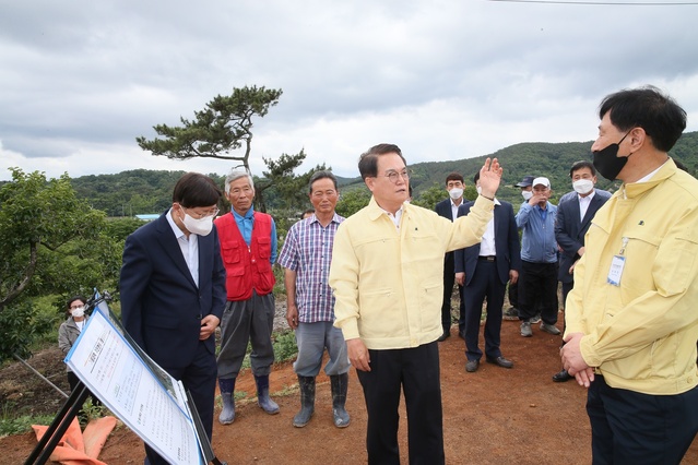 ▲ 김하수 청도군수는 “여민가의(與民可矣)의 큰 뜻을 받들어 군민 가까이에서 늘 함께함으로써, 청도군의 새로운 도약과 성장을 위한 희망의 바람을 담아 ‘청도를 새롭게! 군민을 힘 나게!’ 하기 위해 2023년도 청도의 미래 비전을 열어가는데 5만 군민과 600여 공직자 모두가 변화와 혁신의 바람을 타고 청도발전과 군민 행복을 위해 함께해주기를 바란다”는 뜻을 전했다.ⓒ청도군