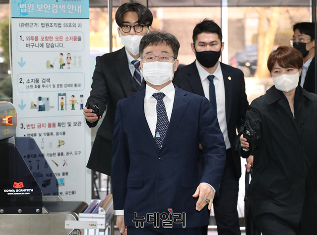 ▲ 화천대유자산관리 대주주 김만배가 지난 11월25일 오전 서울 서초구 중앙지방법원에서 열린 대장동 개발 사업 로비·특혜 의혹 관련 1심 속행 공판에 출석하고 있다. ⓒ정상윤 기자