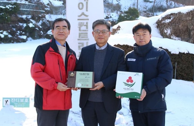 ▲ 충북모금회 박흥철 사무처장, 대영베이스 & 힐스 컨트리클럽 최재희 전무, 정의돈 본부장(좌측부터).ⓒ충북공동모금회