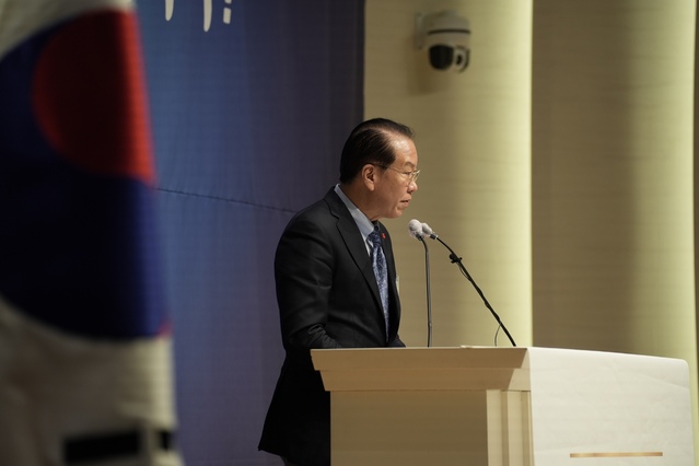 ▲ 사단법인 북한인권이 29일 오후 서울시 마포구 연세대동문회관에서 제1회 '후원의 밤'을 개최했다. 권영세 통일부 장관이 윤석열 대통령의 축사를 대독하는 모습. ⓒ사단법인 북한인권 제공