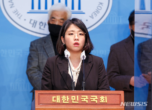 ▲ 용혜인 기본소득당 의원이 29일 오후 서울 여의도 국회 소통관에서 열린 10.29 이태원 참사 국정조사 대검찰청·서울시·용산구·서울교통공사 관련 진상규명 촉구 기자회견에서 발언을 하고 있다.ⓒ뉴시스