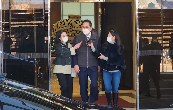 ▲ 이재용 삼성전자 회장이 동남아 출장을 마치고 30일 오후 12시 45분께 김포공항 전용기 터미널인 서울김포비즈니스항공센터를 통해 입국했다.ⓒ뉴데일리DB