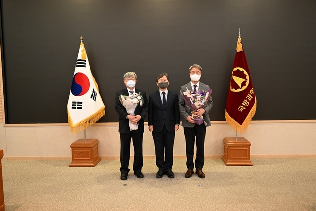 ▲ '올해의 ADD인상'을 수상한 정성태 수석연구원과 박종승 ADD 소장, 손권 수석연구원이 기념촬영을 하고 있다. ⓒ국방과학연구소