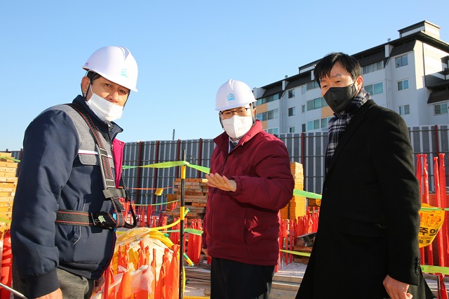 ▲ 주낙영 시장은 지난 1월 국토부 주관 공모사업 선정으로 조성공사가 한창인 안강읍 산대리 고령자복지주택 현장을 찾아 추진 상황을 점검 하고 있다.ⓒ경주시