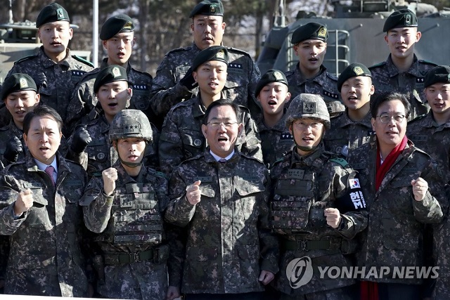 ▲ 국민의힘 주호영 원내대표 등 원내지도부가 30일 경기 연천군 5사단 열쇠전망대를 방문 장병과 함께 군가를 부르고 있다.ⓒ연합뉴스