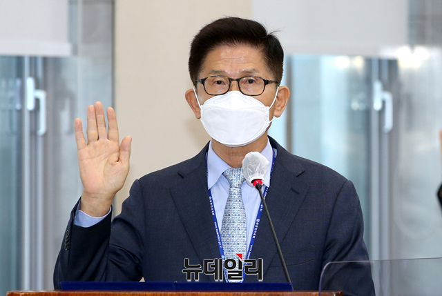 ▲ 김문수 경제사회노동위원회 위원장이 지난 1012일 국회에서 열린 환경노동위원회의 경사노위·중앙노동위원회·최저임금위원회 등에 대한 국정감사에서 증인선서를 하고 있다. ⓒ이종현 기자